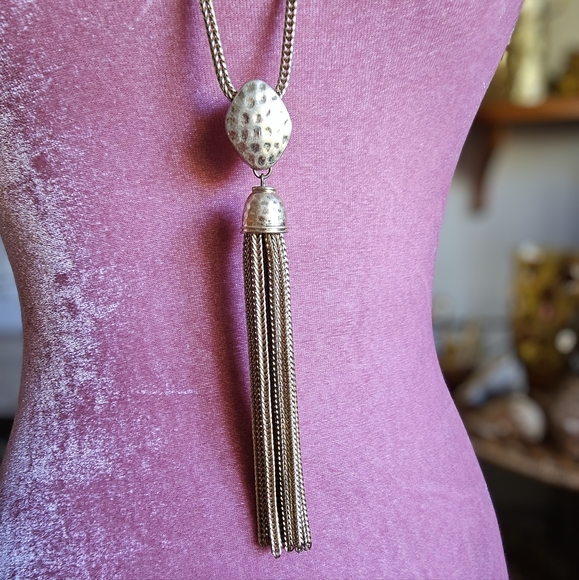 Vintage pale goldtone tassel necklace. - Picture 2 of 9
